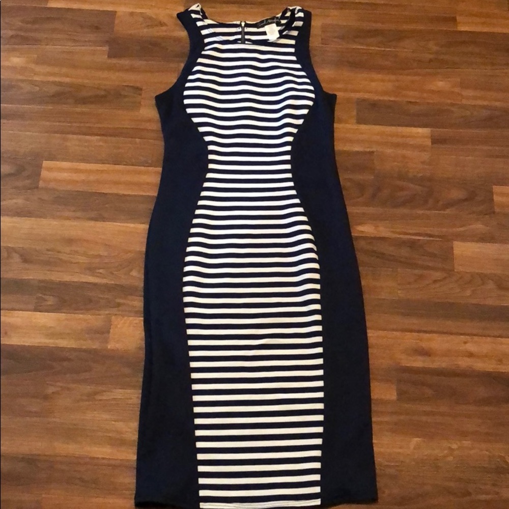 Sleeveless magic dress!